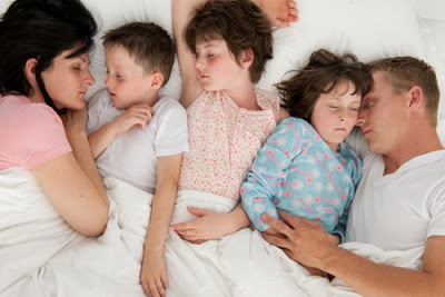 famiglia-letto-notte-diabete