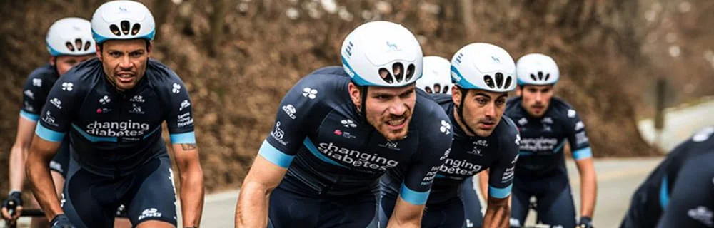 Il Team Novo Nordisk alla Milano-Sanremo: il capoluogo meneghino prende vita per la partenza della corsa.