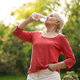 Caldo e anziani: sintomi, rischi e come prevenire disidratazione e svenimenti
